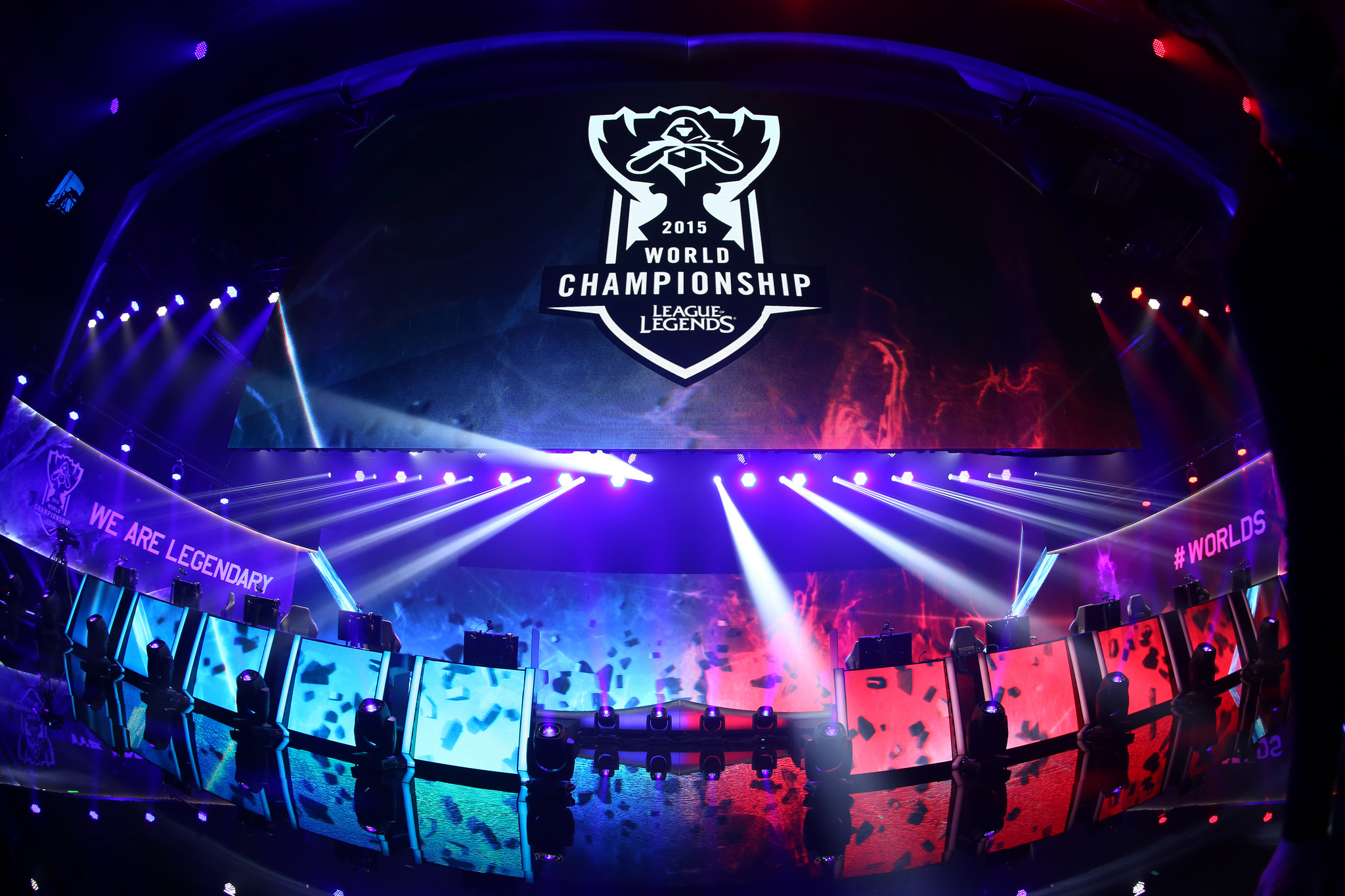 金陵决战终称王！BLG成功卫冕实现联赛两连冠 捧起队史第二座银龙杯